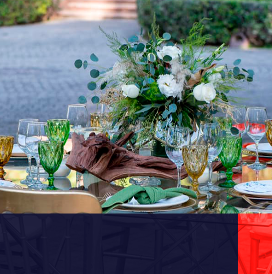 Mesa con arreglos de cristal